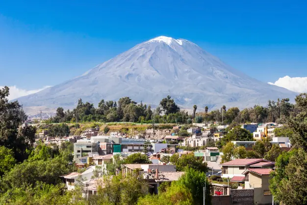 Vista de Arequipa con el volcán Misti, ciudad donde atienden nuestros psicólogos